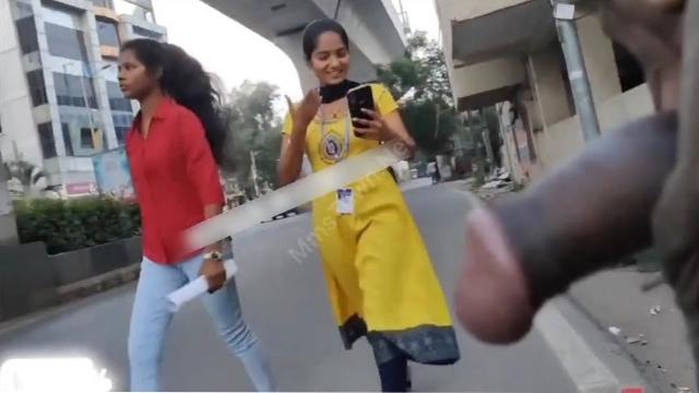 Guy Flash Cock Infront – Of College Girls Leak